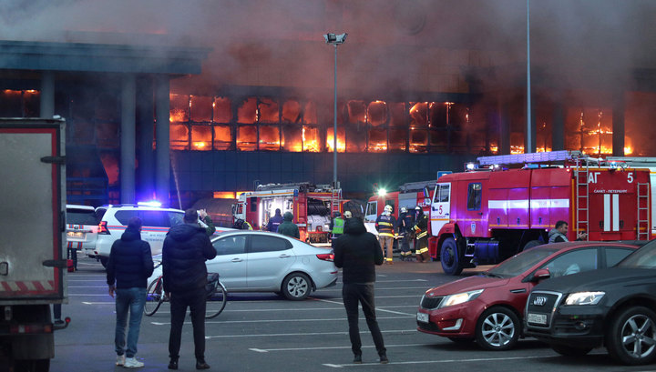 Пожарным удалось уменьшить площадь пожара в петербургской "Ленте"