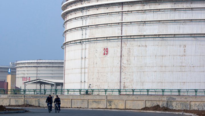 Китай начинает закупать нефть для государственных резервов после обвала цен