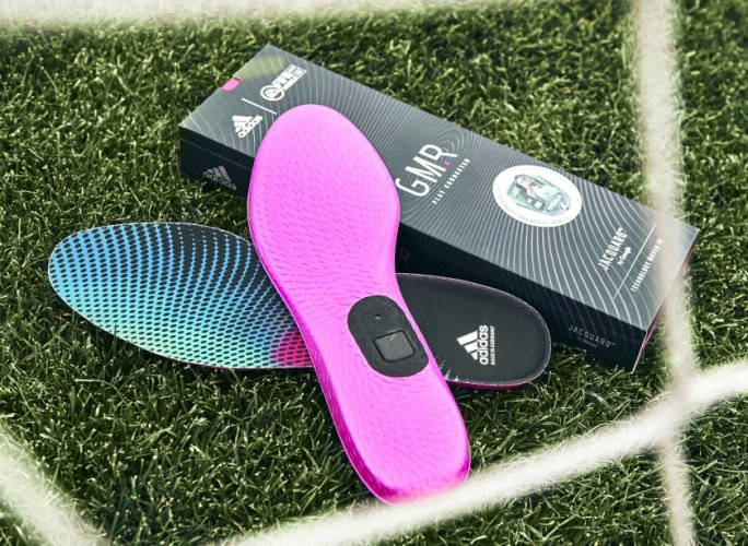 Новая умная стелька Adidas смешивает футбол и мобильную игру
