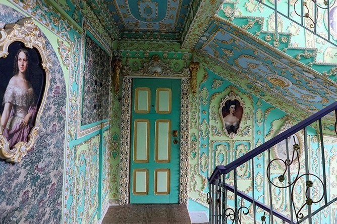 В Киеве пенсионер оформил в дворцовом стиле обычный подъезд 9-этажного дома – украсил его картинами и лепниной