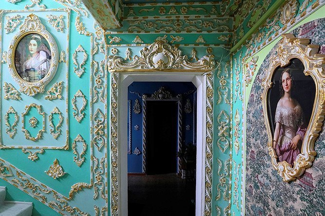 В Киеве пенсионер оформил в дворцовом стиле обычный подъезд 9-этажного дома – украсил его картинами и лепниной