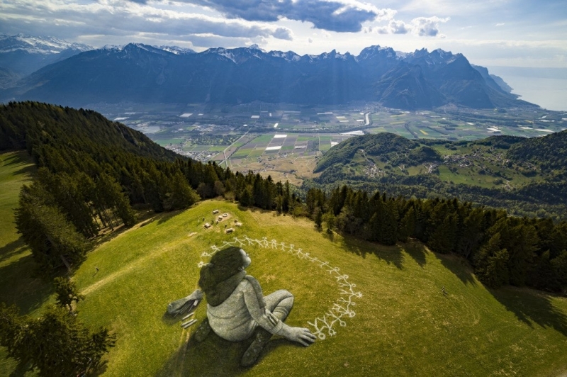 Швейцарец нарисовал в Альпах картину площадью три тысячи квадратных метров