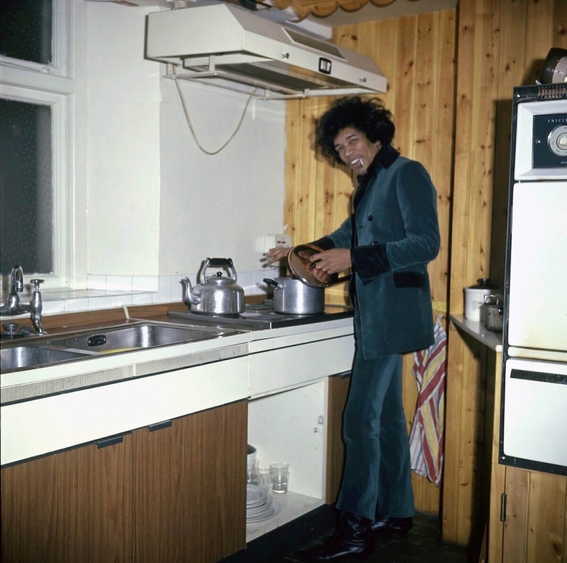 Джими Хендрикс готовит обед, 1969 год.