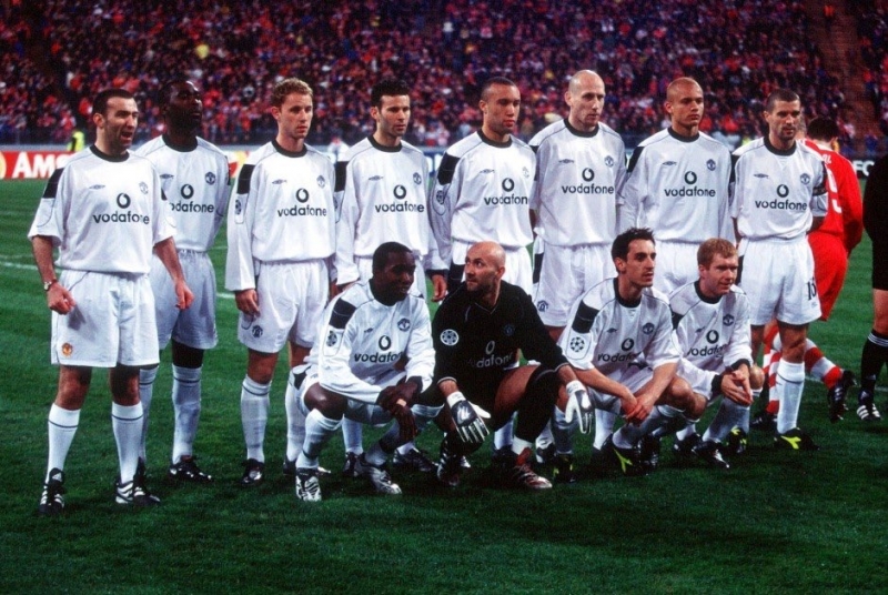 Фан сфотографировался с составом "МЮ" на матч с "Баварией" (2001)