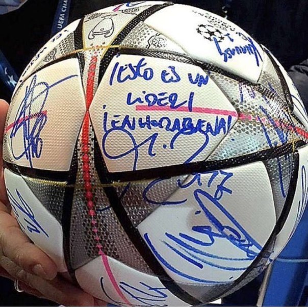 Футболисты «Реала» оставили свои автографы на мяче, который забрал с собой Криштиану Роналду. Напомним, что по давней футбольной