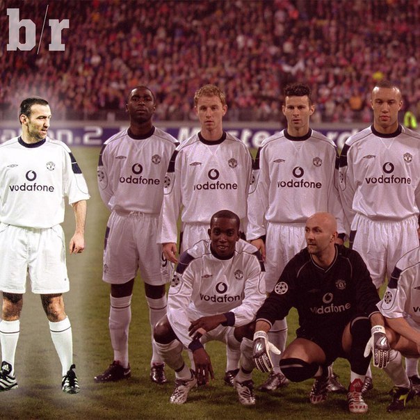 15 лет назад, 18 апреля 2001 года, пранкер Карл Пауэр сфотографировался со стартовым составом "МЮ" на матч Лиги чемпионов против