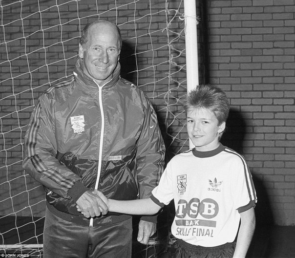 Юный Бекхэм с сэром Бобби Чарльтоном в академии "Манчестер Юнайтед" в 1986 году.