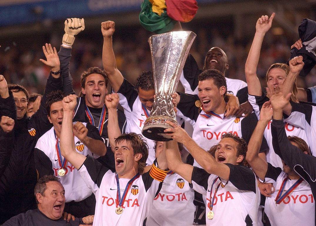 "Валенсия" празднует победу в Кубке УЕФА-2004