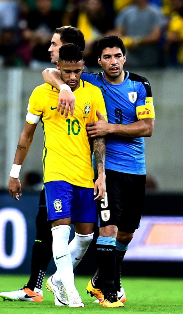 Неймар и Суарес после матча Бразилия - Уругвай (2-2, 26.03.16).  Придумайте смешной комментарий на тему спора о бургере.