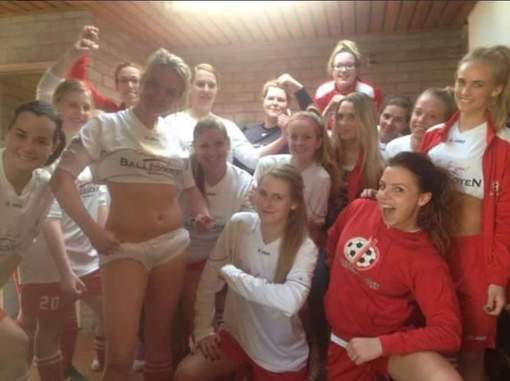 Женская команда "Dussense Boys Dames" спародировала празднование "Реала" после победы на "Камп Ноу"