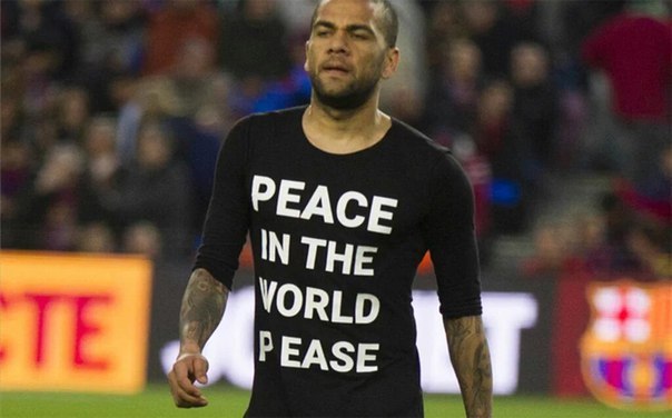 Футболка Дани Алвеса после Эль-Класико: "Пусть будет мир во всем мире, пожалуйста."
