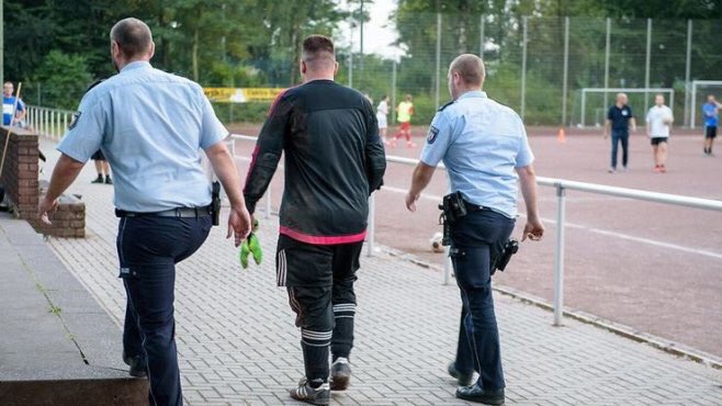 Немецкий голкипер был арестован после 43 пропущенных мячей в одном матче