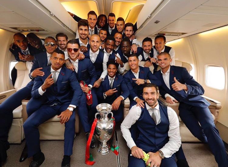 Португалия летит домой с кубком чемпионата Европы