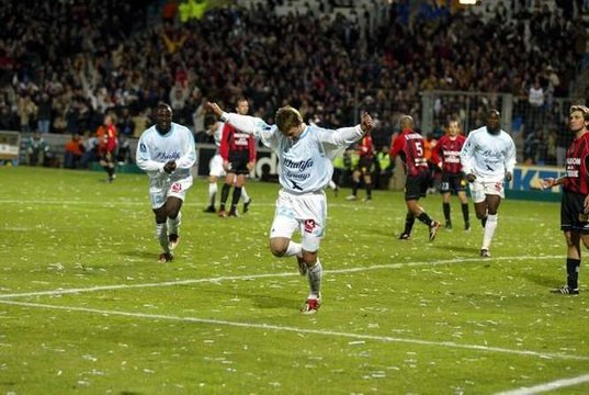 Дмитрий Сычёв празднует гол в составе "Марселя". 27 апреля 2003 года.