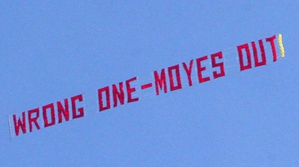 29 марта 2014 года фаны "МЮ" запустили тот самый летающий баннер над "Олд Траффорд", призывающий Мойеса уйти в отставку.