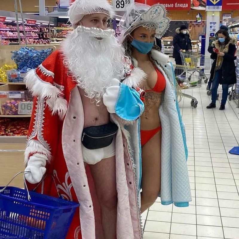 В Ростовском супермаркете заметили не совсем обычных Деда Мороза со Снегурочкой