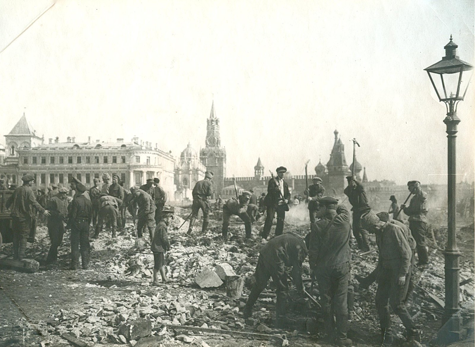 1920. Первомайский субботник. Уборка площади в Кремле