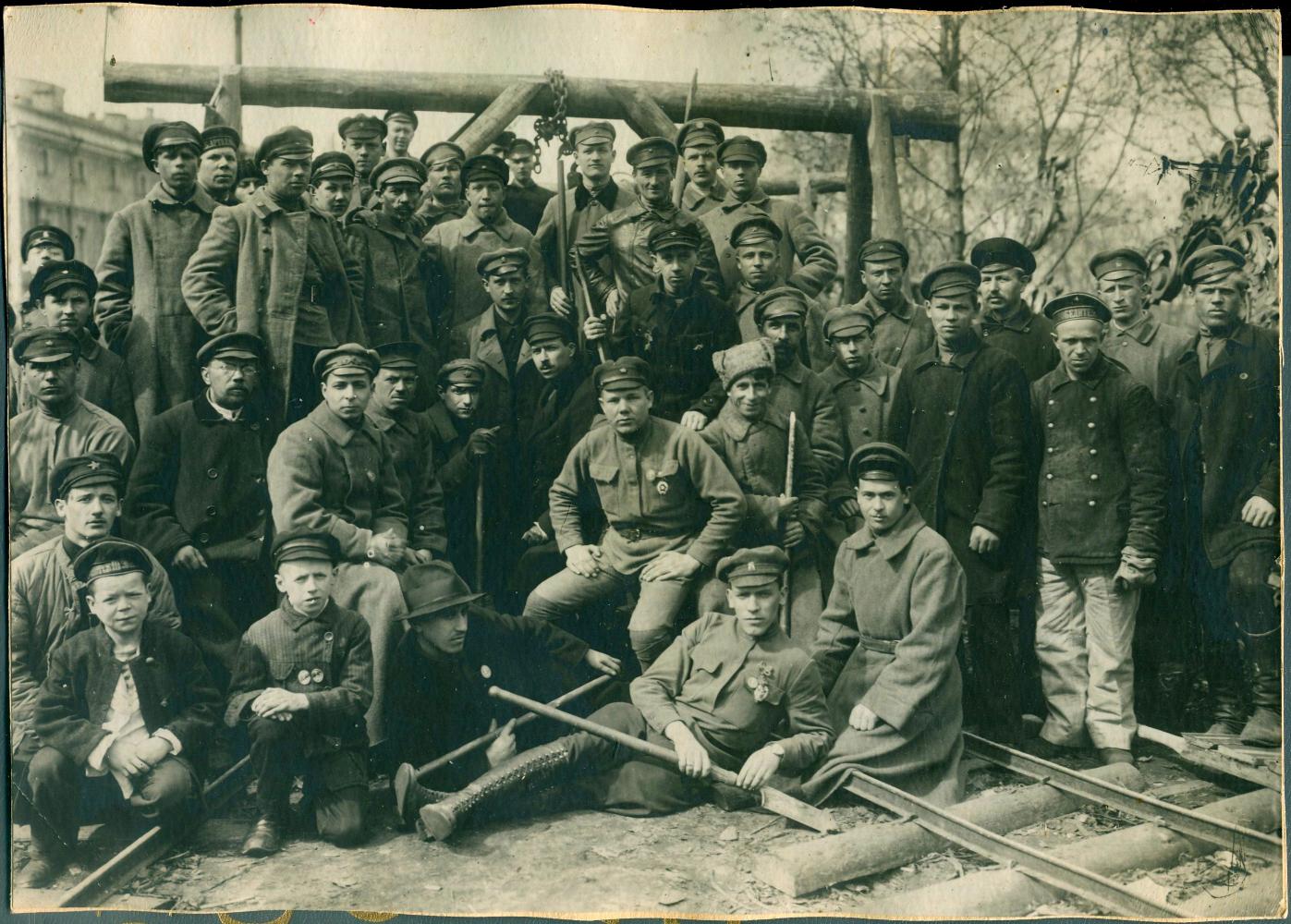 1920. Субботник в Петрограде. Слом ограды Зимнего дворца