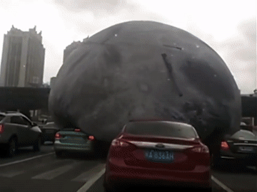 В Китае надувная луна прокатилась по улицам, прохожим и автомобилям