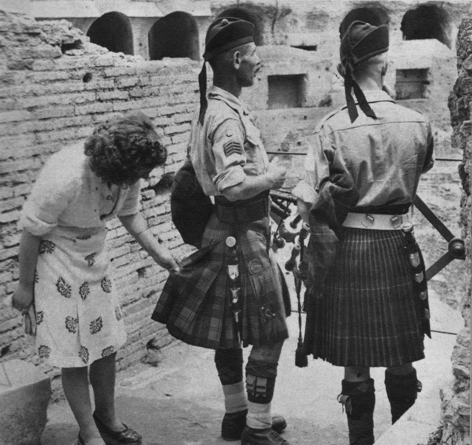 Итальянка и шотландские солдаты у Колизея, 1944 год