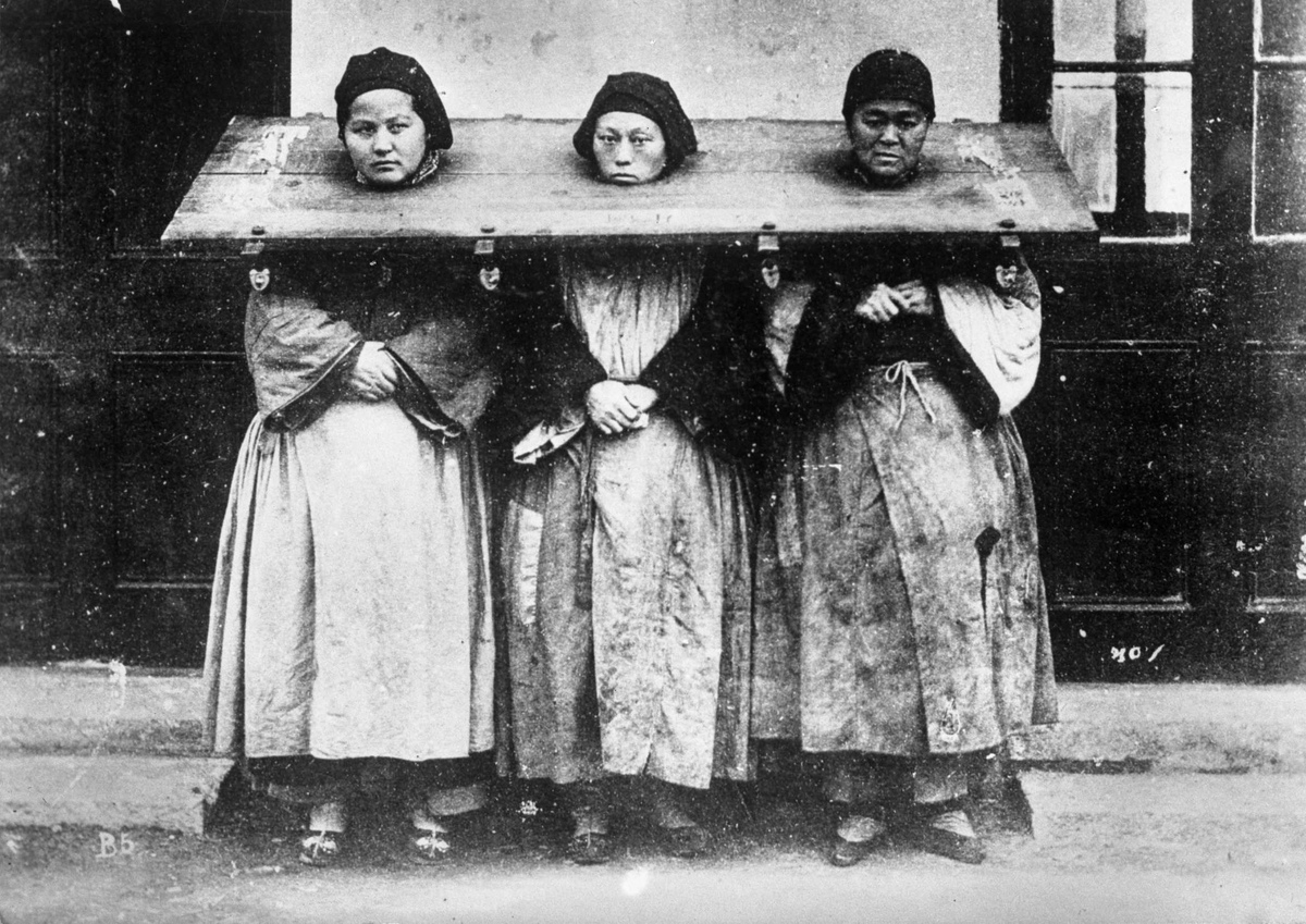 Три женщины, обвиненные в колдовстве. Китай, 1922 год.