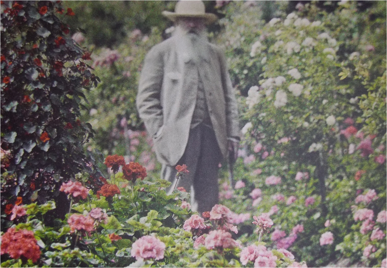 Клод Моне в своем саду, 1921 год.
