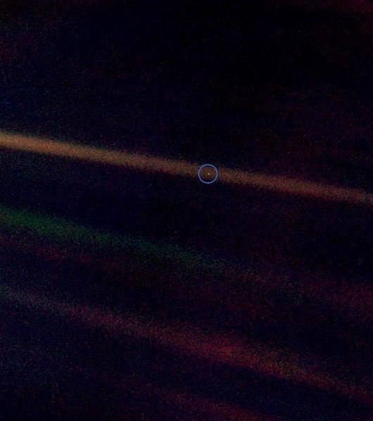 Фотография Земли сделанная в 1990 году "Вояджером" с расстояния 6 миллиардов км