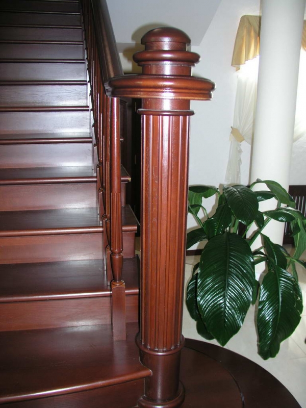 Деревянная лестница в интерьере, фото