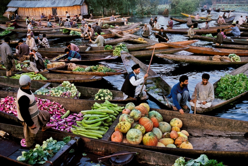 Рыночные торговцы на озере Дал, Кашмир