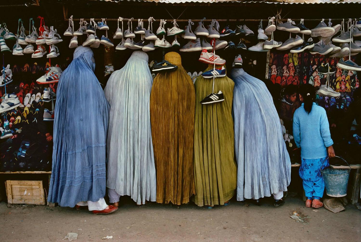 Афганские женщины в обувном магазине