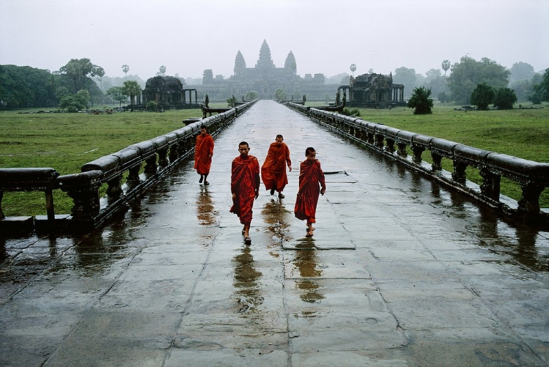 Монахи под дождем, Камбоджа