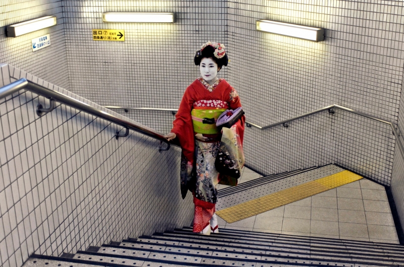 Гейша в метро, Япония