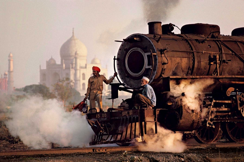Поезд на фоне Тадж-Махала, Индия