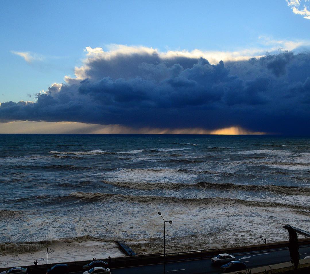 Какого градуса море. Море шторм Сочи. Шторм в Сочи. Шторм в Сочи на море пляж. Сочи шторм дождь.