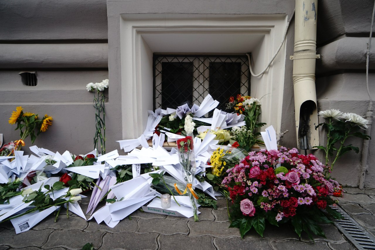 В годовщину катастрофы «Боинга» над Донбассом люди несут цветы и самолетики к посольству Нидерландов в Москве