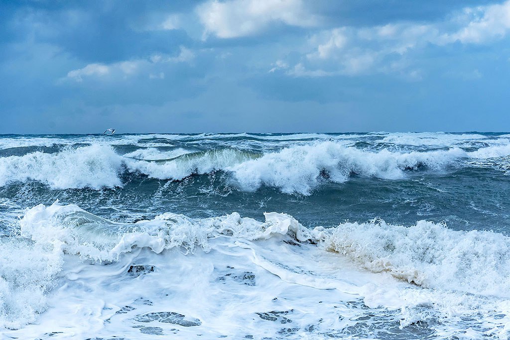 Сочи волны. Море шторм Сочи. Сочи море волны. Сочи море лето шторм. Море берег волны Сочи.