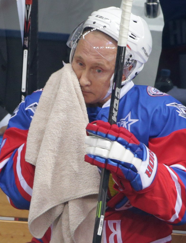 Путин играет в хоккей