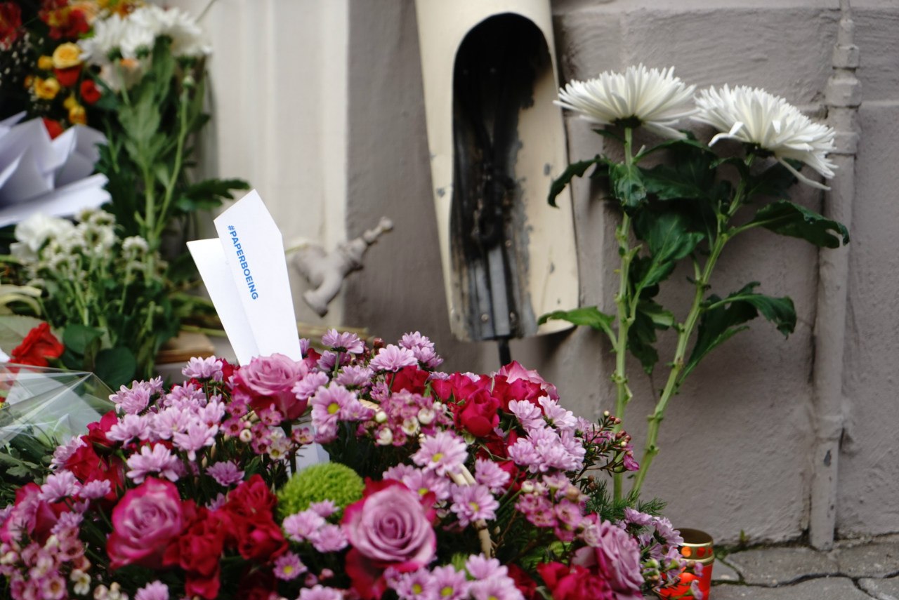 В годовщину катастрофы «Боинга» над Донбассом люди несут цветы и самолетики к посольству Нидерландов в Москве
