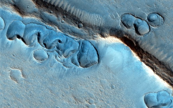Дюны в огромном каньоне Coprates Chasma