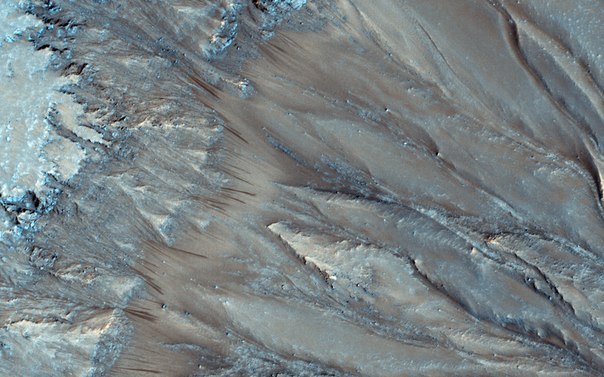 Дюны в огромном каньоне Coprates Chasma