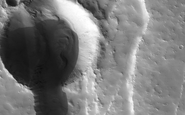Дюны в огромном каньоне Coprates Chasma