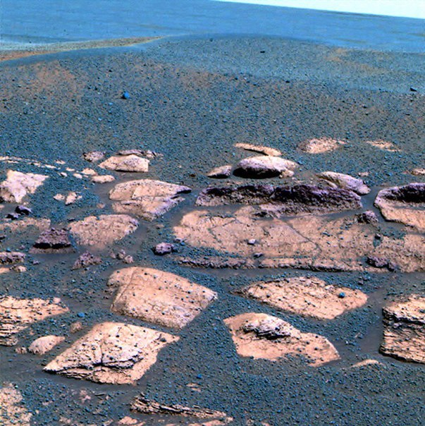 Фото следов от марсохода, сделанных на 2235-й марсианский день миссии (8 мая 2010 года по земному времени)
