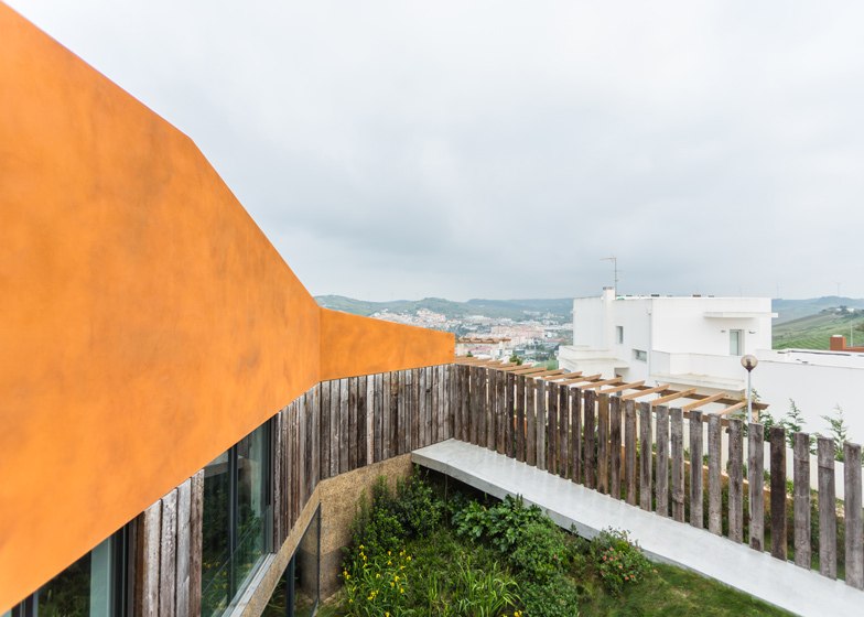 Atelier Data combines wood, concrete and cork - Varatojo House