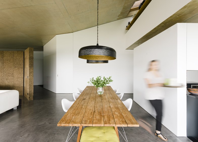 Atelier Data combines wood, concrete and cork - Varatojo House