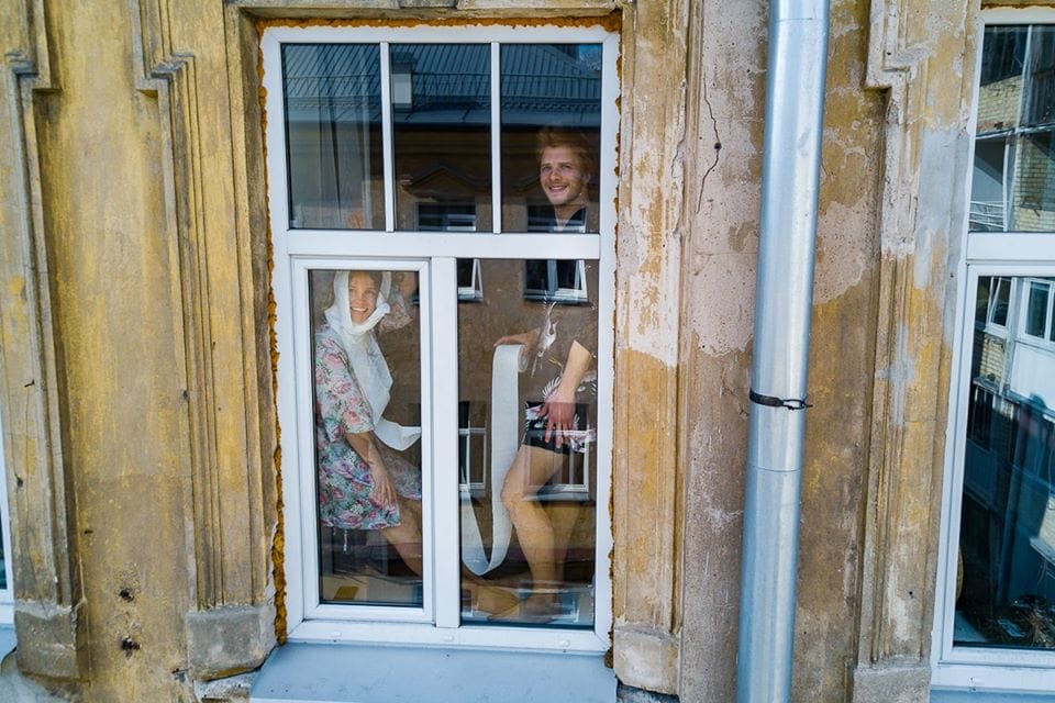 «Портреты карантина»: фотограф из Литвы с помощью дрона фотографирует, чем занимаются люди в изоляции