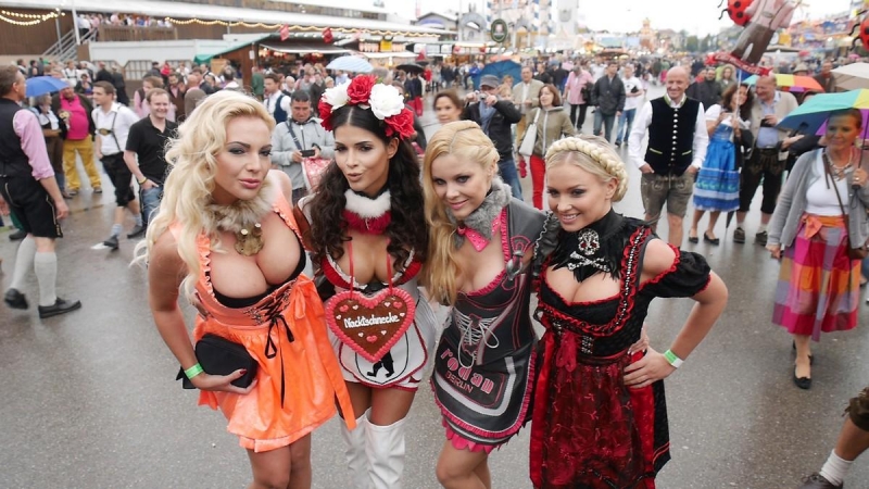 Горячие девушки фестиваля "Октоберфест"