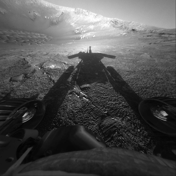 Марсианская дорога. Фото следов от марсохода, сделанных на 2235-й марсианский день миссии (8 мая 2010 года по земному времени)