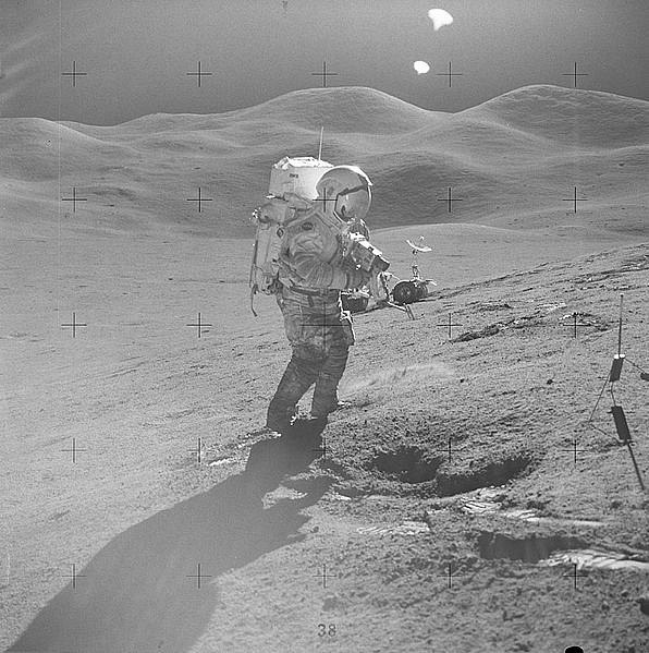 Человек на луне. Сернан в начале третьего выхода на Луну
