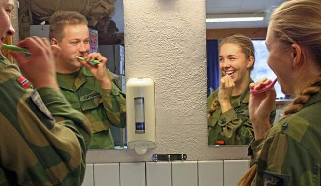 Почему в армии Норвегии Женщины едят и спят вместе с Мужчинами