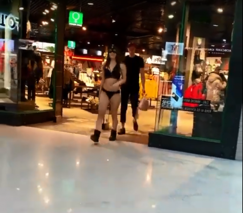 Прогулка девушки на цепи в БДСМ-наряде попала на видео
